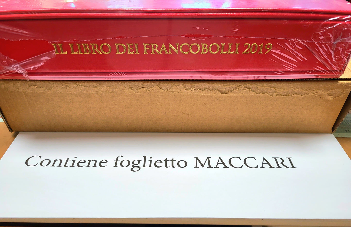 Libro Ufficiale Italiano delle Poste Anno 2019 con tutti i francolli dell'anno piu la rarita del Libretto "Maccari" non piegato.